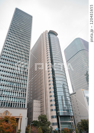 大阪の高層ビル群、近代的な建築デザインとガラスファサード 大阪の高層ビル群、近代的な建築デザインとガラスファサード 120481655