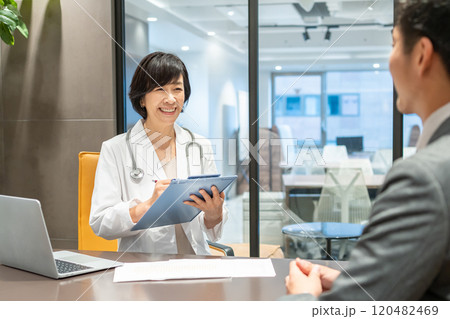 診察する女性医師 診察する女性医師 120482469
