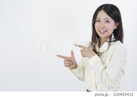指さし案内をする女性　リアルAiイラスト 120483412