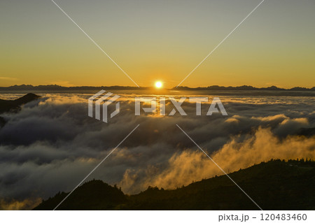 雲海が夕焼けに染まる志賀高原横手山のぞき 雲海が夕焼けに染まる志賀高原横手山のぞき 120483460