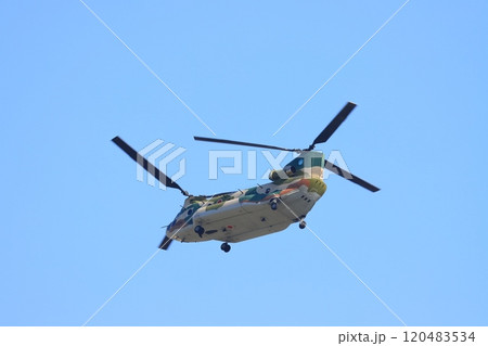 大型輸送ヘリコプター　CH-47J　陸上自衛隊の演習 120483534