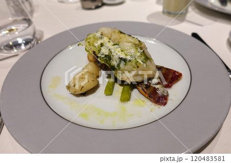 豪華客船MSCベリッシマでの食事　ディナー 120483581