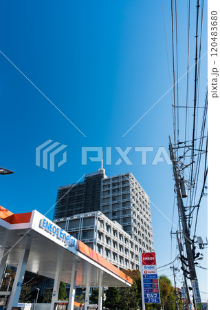 NHK放送技術研究所を見上げる　秋晴れの青空　東京都世田谷区砧 120483680