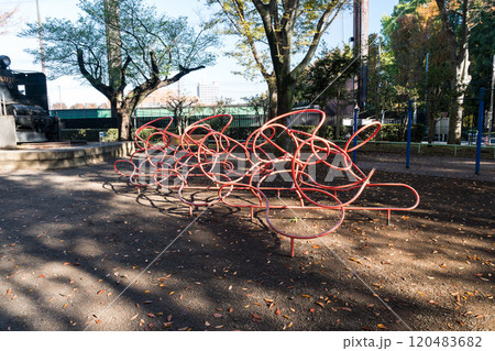 大蔵運動公園の遊具　秋晴れの青空　東京都世田谷区大蔵 120483682