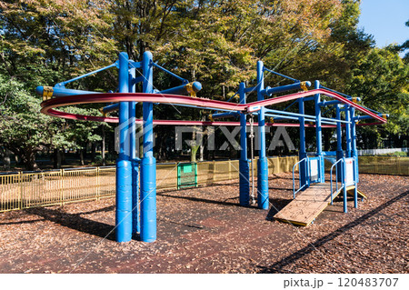 砧公園　みんなのひろばのターザンロープで遊ぶ　秋晴れの青空　東京都世田谷区砧公園 120483707