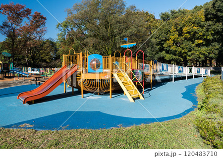 砧公園　みんなのひろばの大きな遊具　秋晴れの青空　東京都世田谷区砧公園 120483710