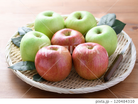 青りんごと赤リンゴ 120484310