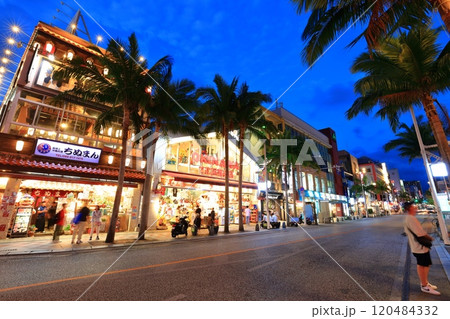 【沖縄県】那覇国際通りの夜景 120484332