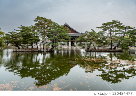 Gyeongbokgung royal palace of the Joseon dynasty in Seoul South Korea Gyeongbokgung royal palace of the Joseon dynasty in Seoul South Korea 120484477
