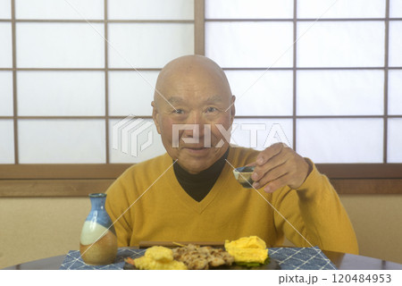 和室でリラックスしてお酒を飲んでいるおじいちゃん 120484953