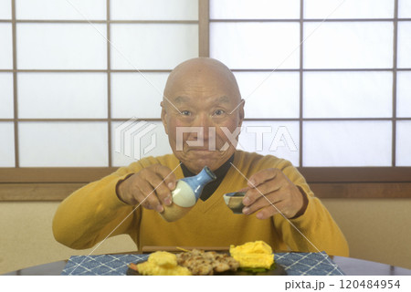 和室でリラックスしてお酒を飲んでいるおじいちゃん 120484954