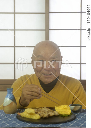 和室でリラックスしてお酒を飲んでいるおじいちゃん 120484962