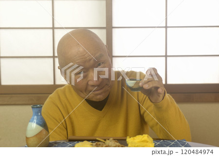 和室でリラックスしてお酒を飲んでいるおじいちゃん 和室でリラックスしてお酒を飲んでいるおじいちゃん 120484974