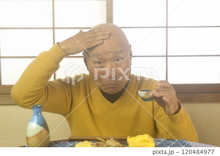 和室でリラックスしてお酒を飲んでいるおじいちゃん 120484977