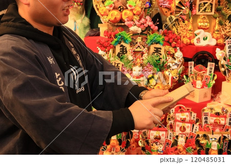 酉の市　三本締めの拍子木　手拍子　手締めの拍子木 120485031