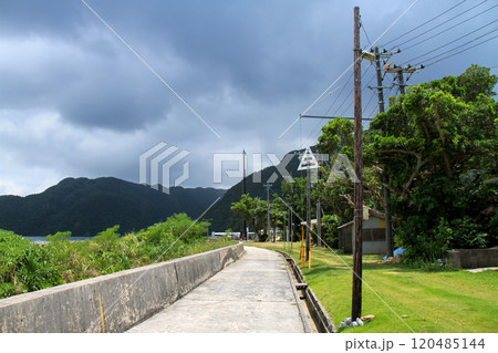 沖縄　西表島　奥西表　船浮集落の風景　秘境 120485144