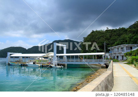 沖縄 西表島 奥西表 船浮港周辺の風景 沖縄 西表島 奥西表 船浮港周辺の風景 120485148