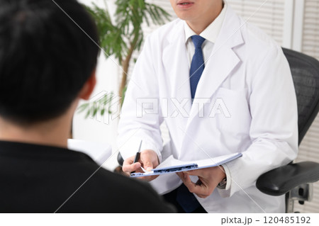 診察をする医師 120485192