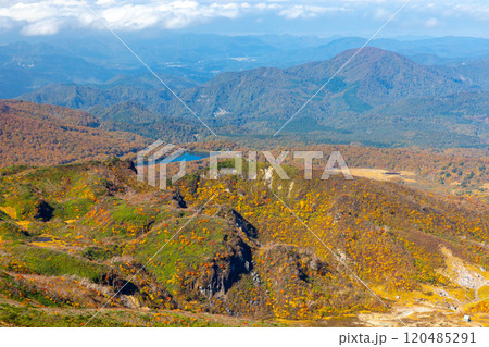 宮城県岩手県秋田県の三県にまたがる栗駒山 頂上から望む須川湖や須川温泉方面の紅葉の景色 宮城県岩手県秋田県の三県にまたがる栗駒山 頂上から望む須川湖や須川温泉方面の紅葉の景色 120485291