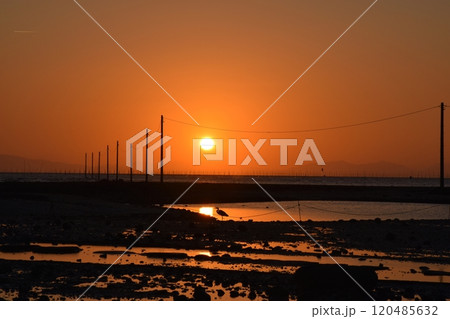 朝焼けの多良海中道路　佐賀 120485632