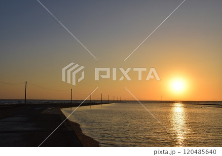 朝焼けの多良海中道路　佐賀 120485640