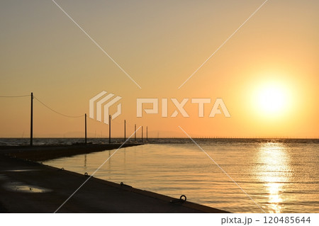 朝焼けの多良海中道路　佐賀 120485644