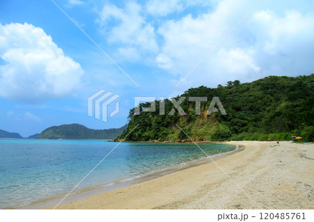 沖縄　西表島　船浮　イダの浜 120485761