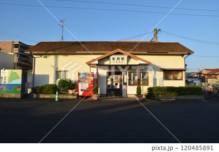 快晴の多良駅　佐賀 120485891