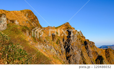 秋の谷川岳・西黒尾根からの絶景 秋の谷川岳・西黒尾根からの絶景 120486032