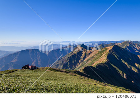 秋の谷川連峰・主稜線と肩ノ小屋 120486073