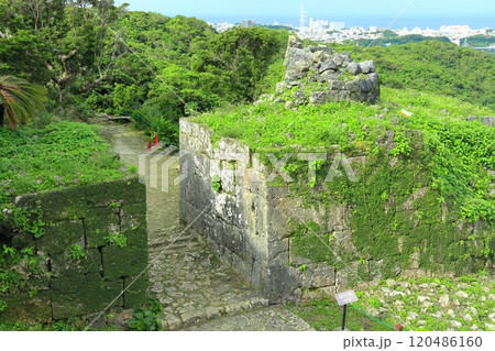 【沖縄県】晴天の中城城跡（正門跡） 120486160