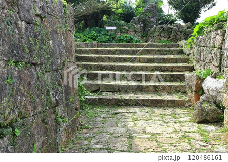 【沖縄県】晴天の中城城跡（拝所　小城ノ御イベ） 120486161