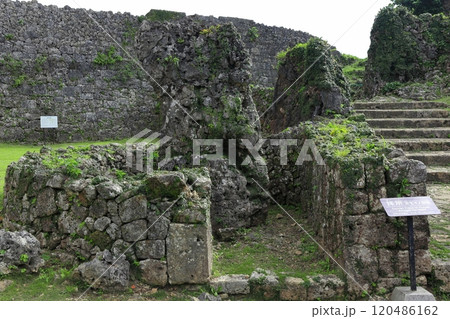 【沖縄県】晴天の中城城跡（拝所　雨乞イノ御嶽） 120486162