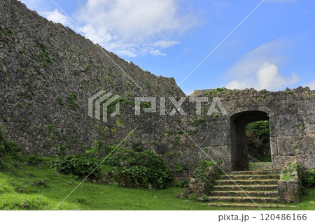 【沖縄県】晴天の中城城跡（裏門） 120486166
