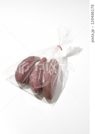 袋詰めされたさつまいもを白背景で撮影 袋詰めされたさつまいもを白背景で撮影 120486178