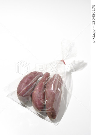 袋詰めされたさつまいもを白背景で撮影 袋詰めされたさつまいもを白背景で撮影 120486179