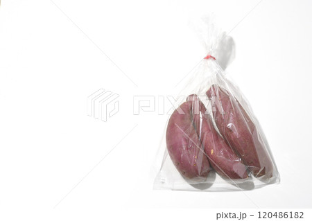 袋詰めされたさつまいもを白背景で撮影 袋詰めされたさつまいもを白背景で撮影 120486182