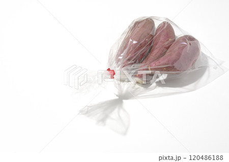 袋詰めされたさつまいもを白背景で撮影 120486188