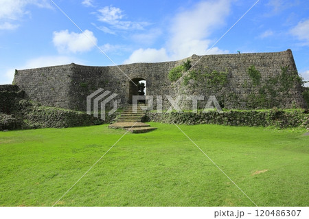 【沖縄県】晴天の中城城跡（三の郭） 120486307
