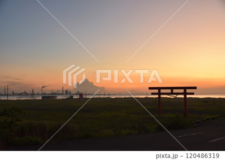 夕暮れの久津間海岸の鳥居 千葉 夕暮れの久津間海岸の鳥居 千葉 120486319