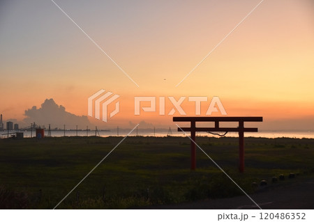 夕暮れの久津間海岸の鳥居 千葉 夕暮れの久津間海岸の鳥居 千葉 120486352