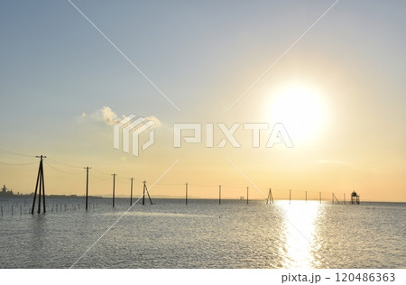夕暮れの久津間の海中電柱　千葉 120486363