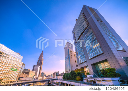 日本の東京都市景観　新宿駅新南口側からNTTドコモ代々木ビルや代々木駅（奥）など望む＝22日 120486405