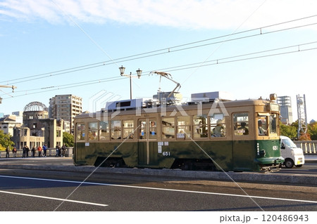 原爆ドーム前を走る広島電鉄路面電車 原爆ドーム前を走る広島電鉄路面電車 120486943