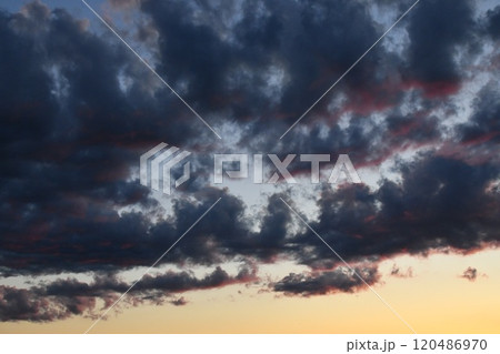 雲が多く広がっている夕焼けの空の風景 雲が多く広がっている夕焼けの空の風景 120486970