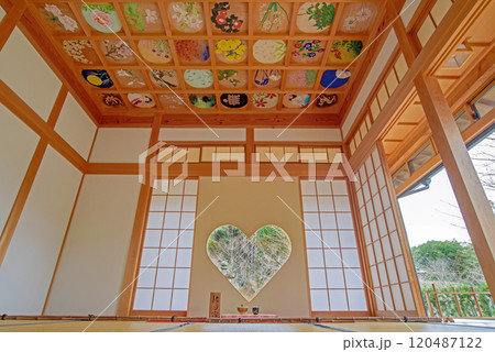 正寿院　客殿（則天の間） 猪目窓と天井画 120487122