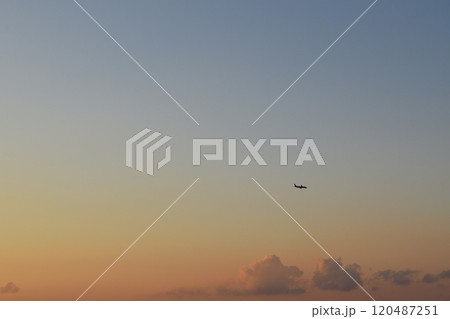 夕暮れの飛行機　千葉 120487251