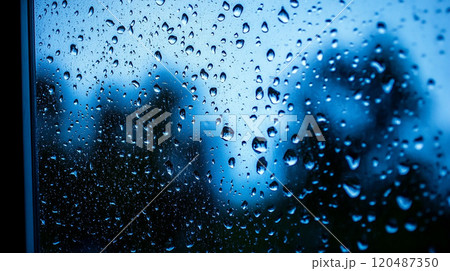 雨のしずくがついた窓ガラス 120487350