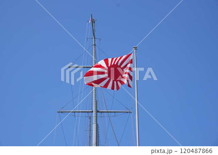 青空にたなびく旭日旗 青空にたなびく旭日旗 120487866