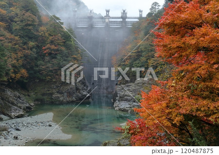 大橋ダム 秋の景観 (高知県 いの町) 大橋ダム 秋の景観 (高知県 いの町) 120487875